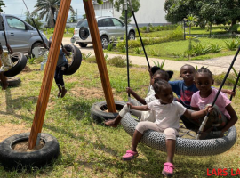 Lars Laj wspiera Bana Mayele w Kongo: nowy plac zabaw przy domu dziecka